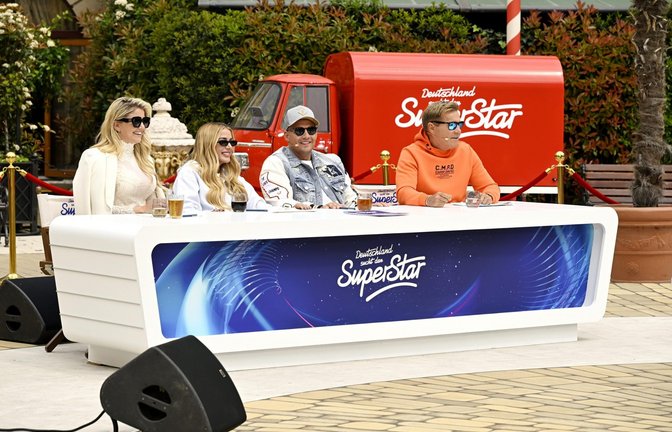 Die Jury (v.l.) Beatrice Egli, Loredana, Pietro Lombardi und Dieter Bohlen feiert den Auftritt von Günter Kandzia aus Teising.<span class='image-autor'>Foto: RTL / Markus Hertrich</span>