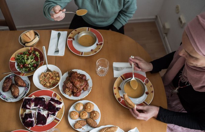 Mitglieder einer Familie trinken Tee und essen, während sie das Zuckerfest  verbringen. Für Millionen Muslime endet mit dem Feiertag Eid al-Fitr der heilige Fastenmonat Ramadan.<span class='image-autor'>Foto: dpa/Eman Helal</span>