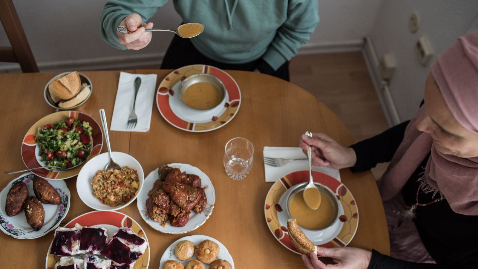 Mitglieder einer Familie trinken Tee und essen, während sie das Zuckerfest verbringen. Für Millionen Muslime endet mit dem Feiertag Eid al-Fitr der heilige Fastenmonat Ramadan.Foto: dpa/Eman Helal Mitglieder einer Familie trinken Tee und essen, während sie das Zuckerfest verbringen. Für Millionen Muslime endet mit dem Feiertag Eid al-Fitr der heilige Fastenmonat Ramadan.Foto: dpa/Eman Helal
