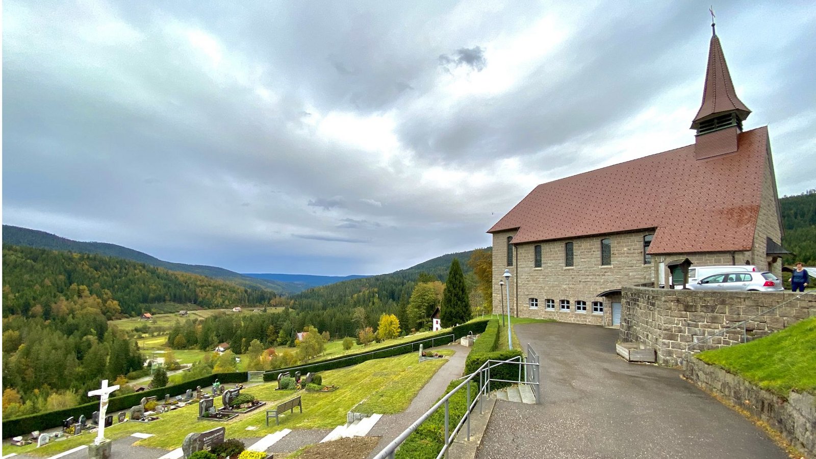 Hundsbach liegt sehr idyllisch in einem Schwarzwaldtal – ringsum sind nur Wälder zu sehen.Foto: Faltin Hundsbach liegt sehr idyllisch in einem Schwarzwaldtal – ringsum sind nur Wälder zu sehen.Foto: Faltin