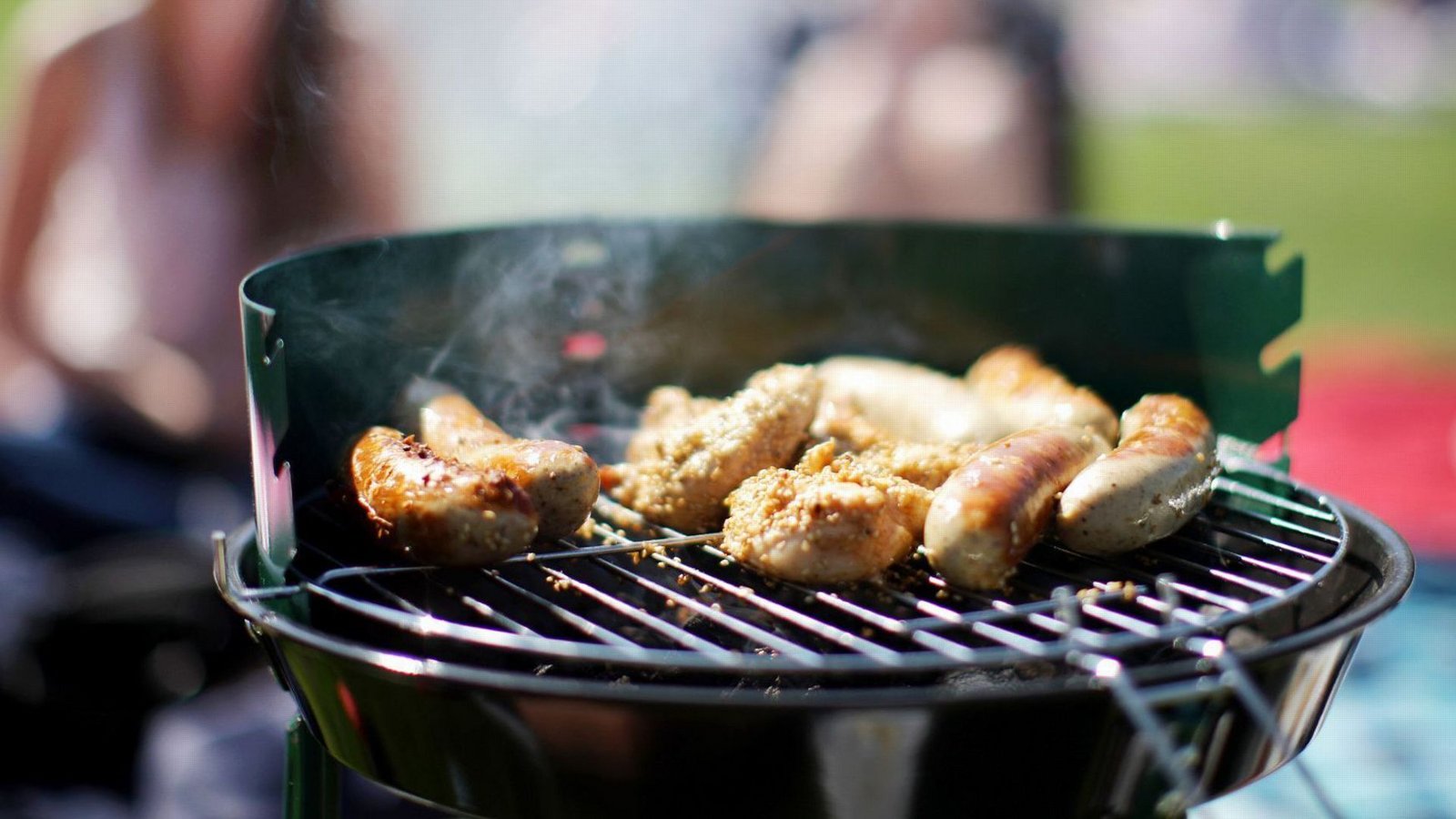 Lecker, aber die Zubereitung auf dem Grill ist nicht ohne Risiko.Foto: dpa/Rolf Vennenbernd Lecker, aber die Zubereitung auf dem Grill ist nicht ohne Risiko.Foto: dpa/Rolf Vennenbernd