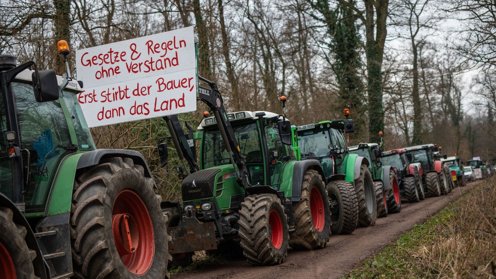 Wenn in diesen Tagen irgendwo hochrangige Politiker auftauchen, sind die Bauern meist nicht weit.Foto: dpa/Christoph Schmidt Wenn in diesen Tagen irgendwo hochrangige Politiker auftauchen, sind die Bauern meist nicht weit.Foto: dpa/Christoph Schmidt