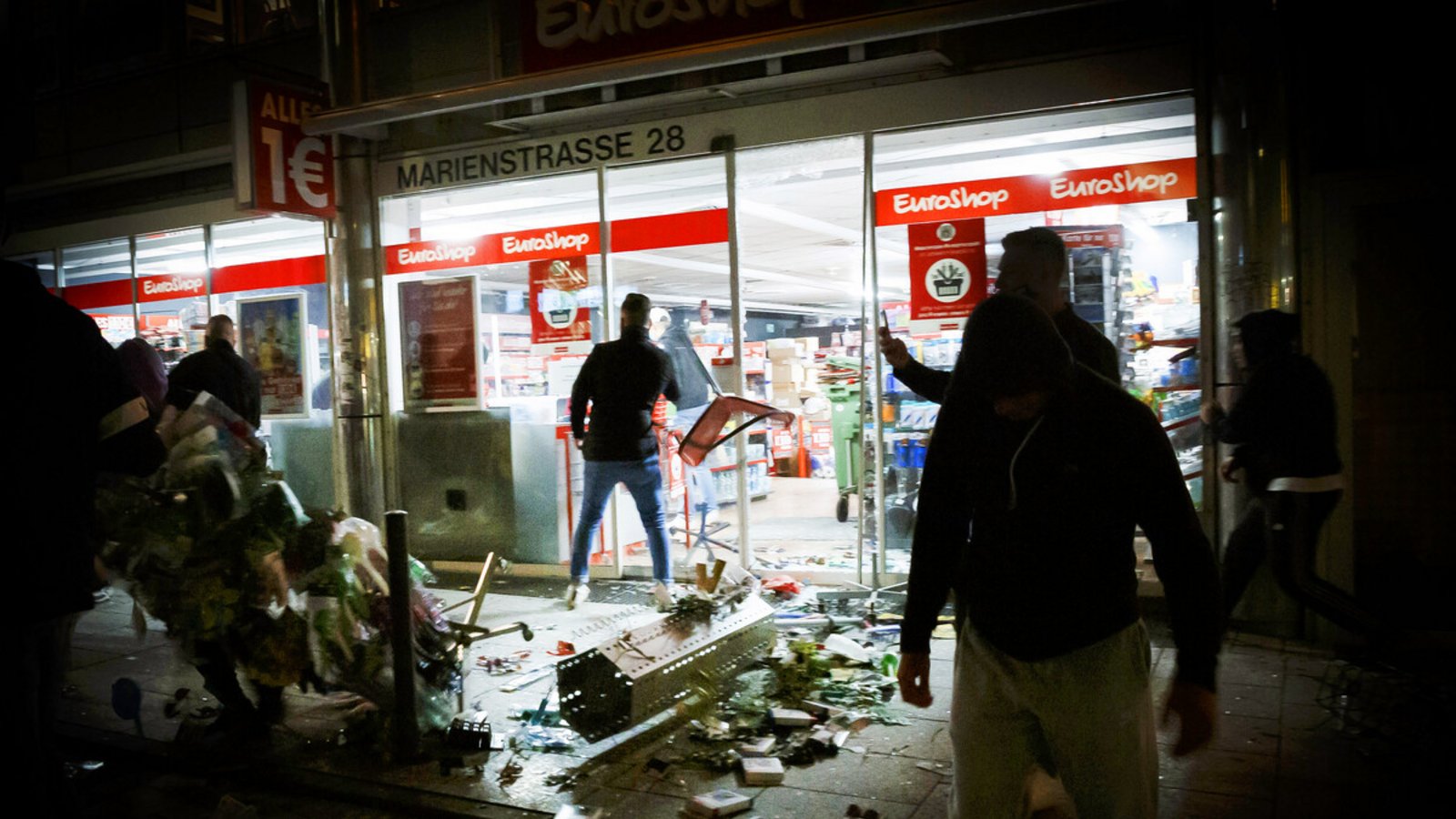 Plünderung im 1-Euro-Shop: Es ging nicht um den Wert der Beute, sondern in erster Linie um den Krawall.Foto: dpa/Julian Rettig (Archiv)