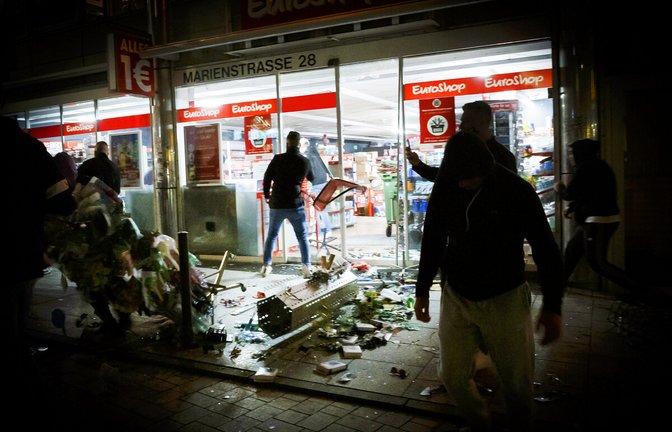 Plünderung im 1-Euro-Shop: Es ging nicht um den Wert der Beute, sondern in erster Linie um den Krawall.<span class='image-autor'>Foto: dpa/Julian Rettig (Archiv)</span>
