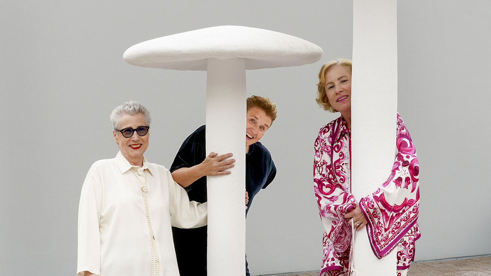 Die Grässlin-Töchter Bärbel, Sabine und Karola (von links) mit unkonventionellen Porträts ihrer Eltern, die die Künstlerin Cosima von Bonin als Pilze dargestellt hat.Foto: Stiftung Grässlin/Wolfgang Günzel Die Grässlin-Töchter Bärbel, Sabine und Karola (von links) mit unkonventionellen Porträts ihrer Eltern, die die Künstlerin Cosima von Bonin als Pilze dargestellt hat.Foto: Stiftung Grässlin/Wolfgang Günzel