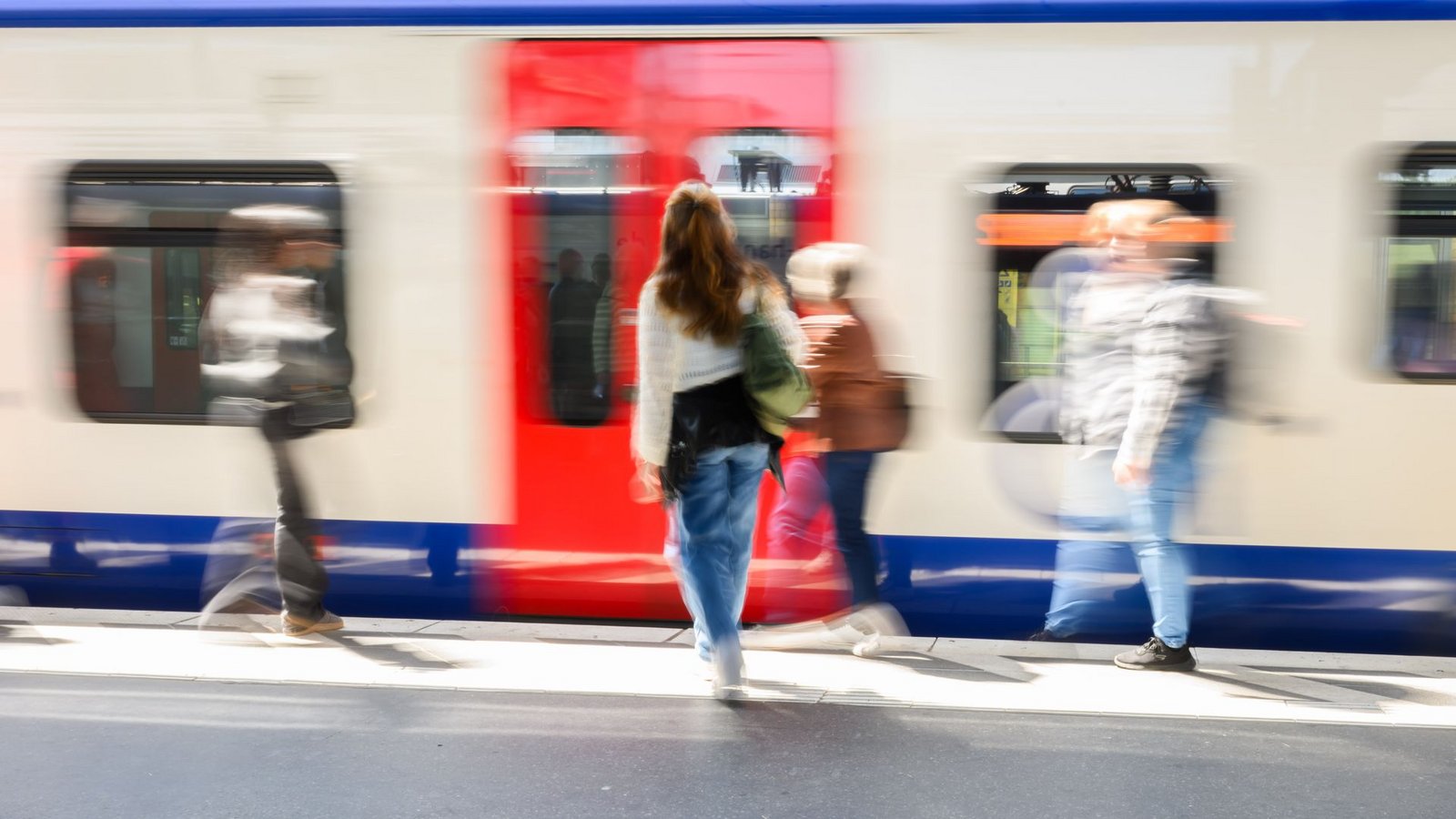 Das Deutschlandticket hat mittelfristig für sinkende Preise im ÖPNV gesorgt. (Symbolbild)Foto: Julian Stratenschulte/dpa