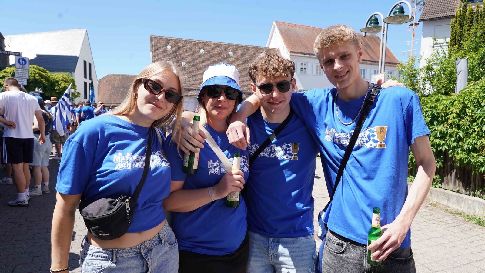 Die Stimmung ist gut: Fans der Stuttgarter Kickers vor dem WFV-Pokalfinale gegen die SG Sonnenhof Großaspach.Foto: Andreas Rosar Fotoagentur-Stuttg Die Stimmung ist gut: Fans der Stuttgarter Kickers vor dem WFV-Pokalfinale gegen die SG Sonnenhof Großaspach.Foto: Andreas Rosar Fotoagentur-Stuttg