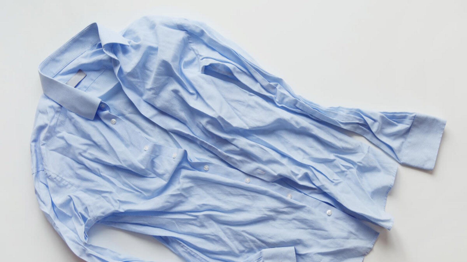Hier zeigen wir Ihnen, wie Sie ohne Bügeleisen bügeln können. 7 Alternativen, die das Bügeleisen ersetzen.Foto: Vladeep / Shutterstock.com Hier zeigen wir Ihnen, wie Sie ohne Bügeleisen bügeln können. 7 Alternativen, die das Bügeleisen ersetzen.Foto: Vladeep / Shutterstock.com