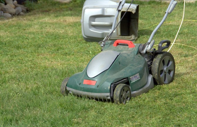 Der Rasen kann frühesten Mitte März gemäht werden. Auf diese 4 Faktoren kommt es an.<span class='image-autor'>Foto: Paty / Shutterstock.com</span>