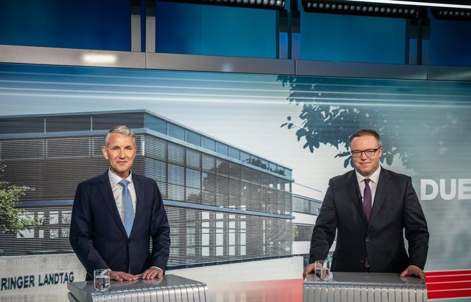 Björn Höcke (AfD, links) und Mario Voigt (CDU) diskutierten live vor der Kamera im Fernsehen.<span class='image-autor'>Foto: dpa/Michael Kappeler</span>