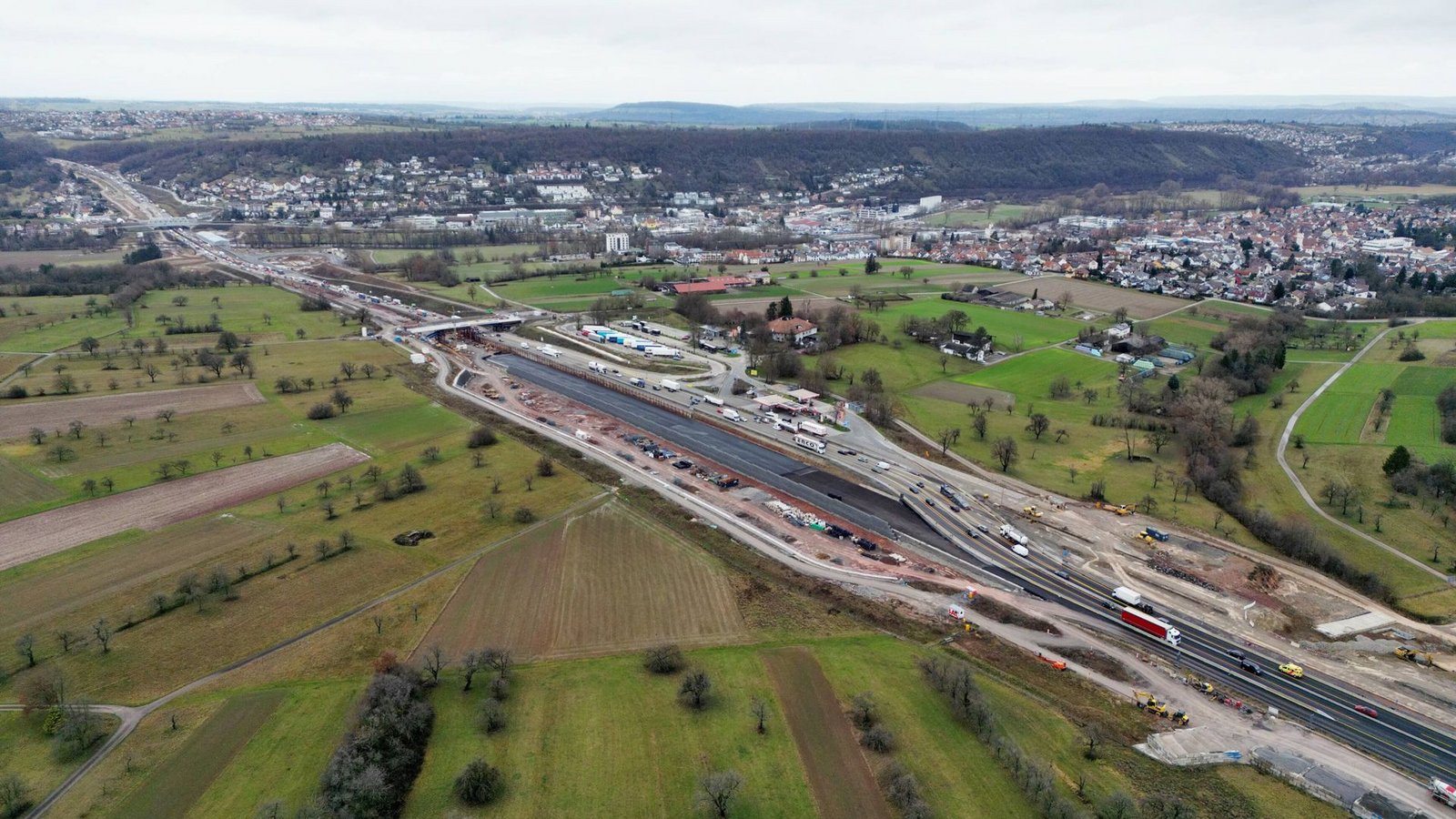 Normalerweise hält der Ausbau der Autobahn den Verkehr bei Pforzheim auf. Jetzt sind es Arbeiten am Stromnetz.Foto: 7aktuell.de/Kevin Lermer Normalerweise hält der Ausbau der Autobahn den Verkehr bei Pforzheim auf. Jetzt sind es Arbeiten am Stromnetz.Foto: 7aktuell.de/Kevin Lermer