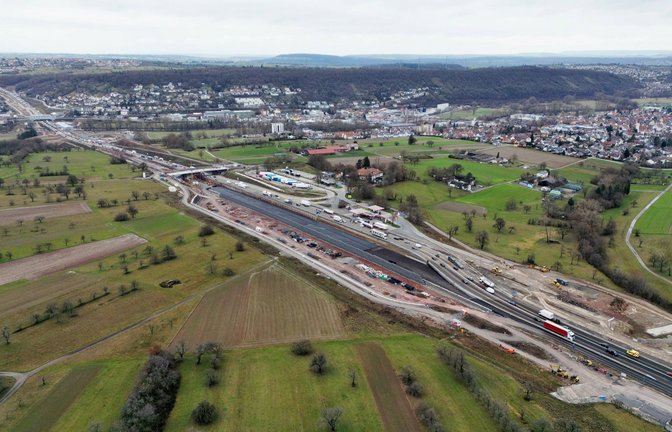 Normalerweise hält der Ausbau der Autobahn den Verkehr bei Pforzheim auf. Jetzt sind es Arbeiten am Stromnetz.<span class='image-autor'>Foto: 7aktuell.de/Kevin Lermer</span>