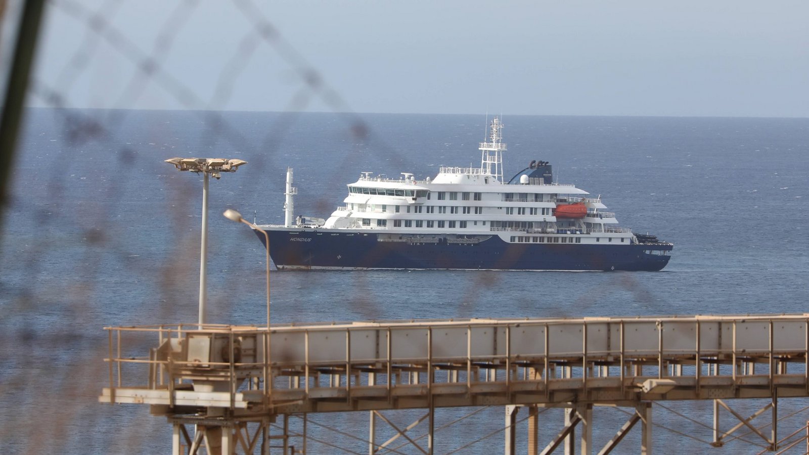 Ein Hantavirus-Ausbruch auf einem Kreuzfahrtschiff fordert Todesopfer und Verdachtsfälle. Wie wird mit den infizierten Passagieren umgegangen, und welche Maßnahmen ergreifen die Behörden?Foto: IMAGO / Xinhua Ein Hantavirus-Ausbruch auf einem Kreuzfahrtschiff fordert Todesopfer und Verdachtsfälle. Wie wird mit den infizierten Passagieren umgegangen, und welche Maßnahmen ergreifen die Behörden?Foto: IMAGO / Xinhua