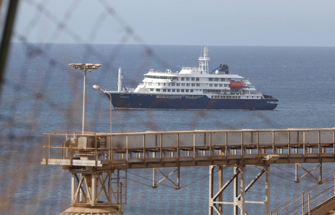 Ein Hantavirus-Ausbruch auf einem Kreuzfahrtschiff fordert Todesopfer und Verdachtsfälle. Wie wird mit den infizierten Passagieren umgegangen, und welche Maßnahmen ergreifen die Behörden?<span class='image-autor'>Foto: IMAGO / Xinhua</span>