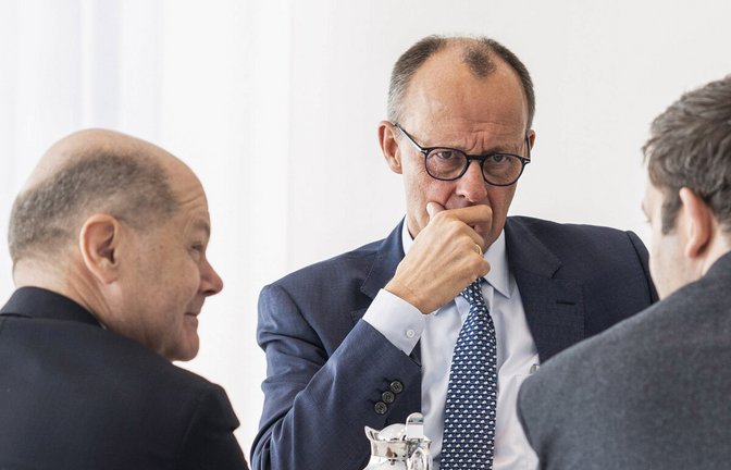 Schmerzhaft, aber nicht überraschend: Die SPD sperrt sich gegen den Plan faktischer Grenzschließungen von CDU-Chef Friedrich Merz (Mitte).<span class='image-autor'>Foto: dpa/Guido Bergmann</span>
