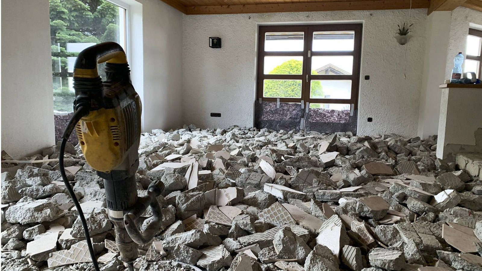 Wer einen Altbau saniert, egal ob in einer Stadt wie Stuttgart oder in einem heruntergewohnten Haus auf dem Land kann sich auf etwas gefasst machen.Foto: IMAGO/BREUEL-BILD/IMAGO
