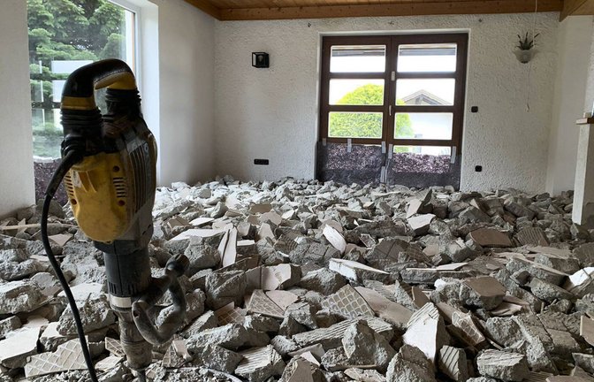 Wer einen Altbau saniert, egal ob in einer Stadt wie Stuttgart oder in einem heruntergewohnten Haus auf dem Land kann sich auf etwas gefasst machen.<span class='image-autor'>Foto: IMAGO/BREUEL-BILD/IMAGO</span>