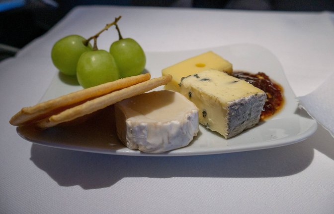 Hier noch frei von schädlichem Schimmel: Ein Teller mit verschiedenen Käsesorten (Symbolbild).<span class='image-autor'>Foto: Rüdiger Wölk/IMAGO/</span>