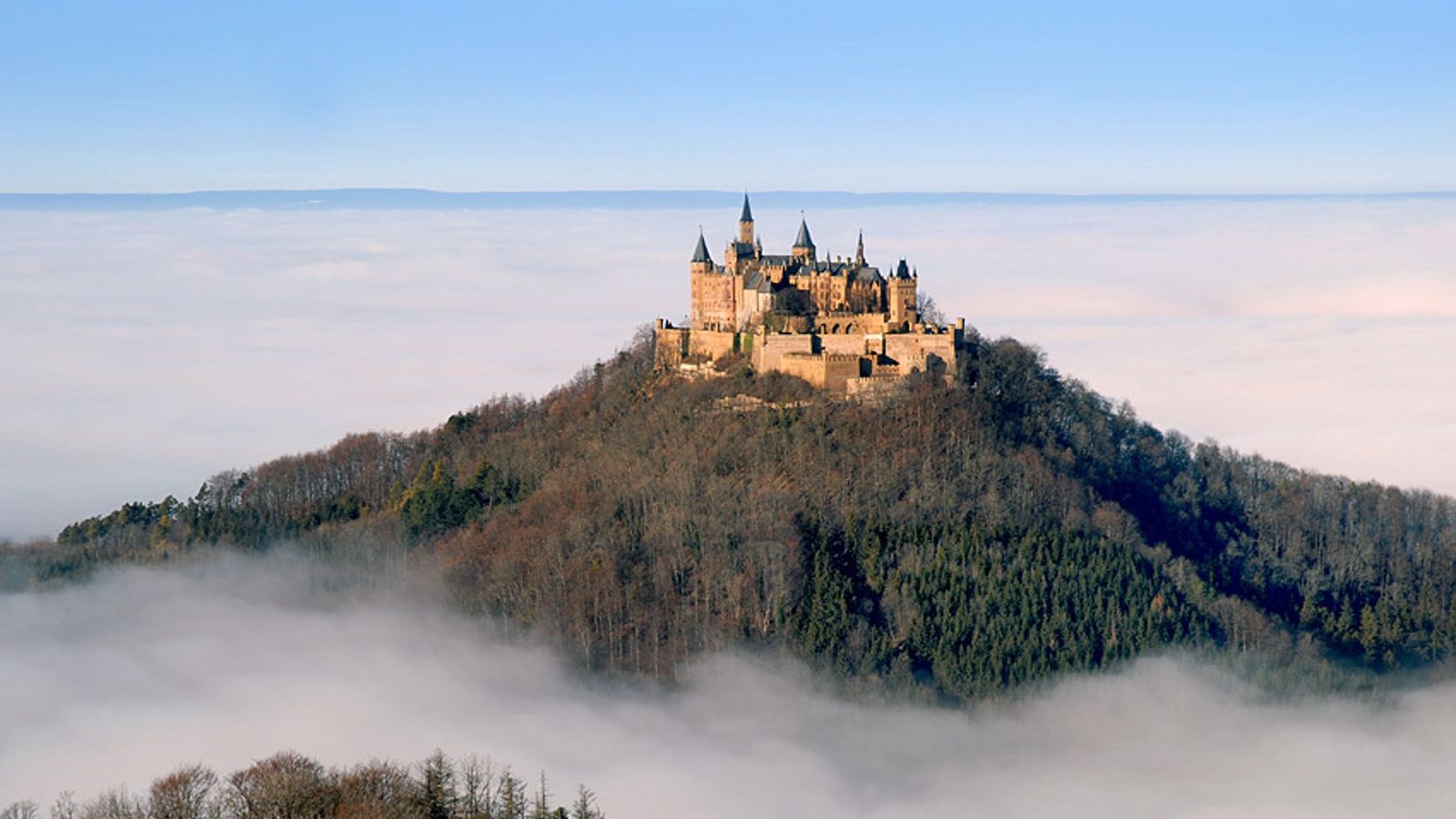 Es ist die wohl bekannteste Filmkulisse der Schwäbischen Alb: Die Burg Hohenzollern bei Bisingen im Zollernalbkreis. Hier wurden unter anderen der Märchenfilm „Dornröschen“ und der Horrorfilm „A Cure for Wellness“ gedreht.Foto: Albstadt Tourismus/Volker Bitzer Es ist die wohl bekannteste Filmkulisse der Schwäbischen Alb: Die Burg Hohenzollern bei Bisingen im Zollernalbkreis. Hier wurden unter anderen der Märchenfilm „Dornröschen“ und der Horrorfilm „A Cure for Wellness“ gedreht.Foto: Albstadt Tourismus/Volker Bitzer