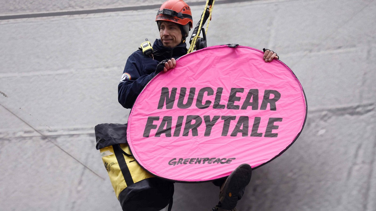 Ein Umweltaktivist von Greenpeace seilt sich vom Dach des Expo-Gebäudes in Brüssel ab und verzögert den Beginn des „Atomgipfels“.Foto: AFP/KENZO TRIBOUILLARD Ein Umweltaktivist von Greenpeace seilt sich vom Dach des Expo-Gebäudes in Brüssel ab und verzögert den Beginn des „Atomgipfels“.Foto: AFP/KENZO TRIBOUILLARD
