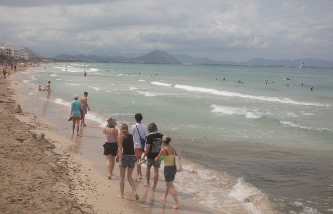 Strand von Can Picafort auf Mallorca im Juli 2025.<span class='image-autor'>Foto: Clara Margais/dpa/Clara Margais</span>