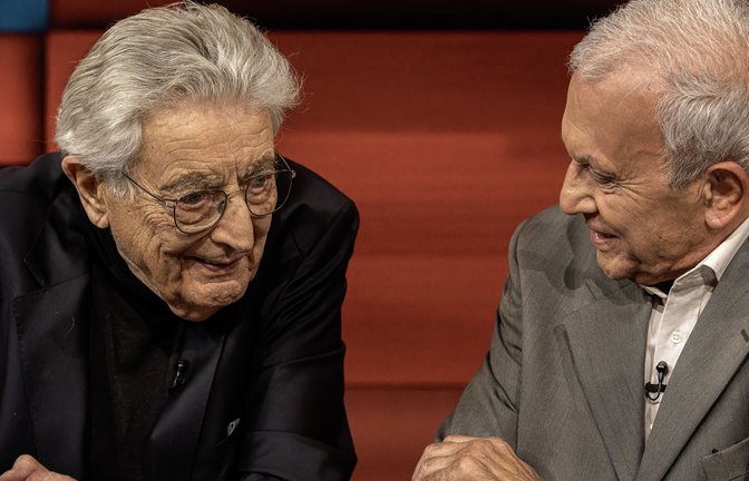 Gerhart Baum (FDP) diskutiert mit Aref Hajjaj, Vorsitzender des Palästina-Forums.<span class='image-autor'>Foto: IMAGO/Klaus W. Schmidt/IMAGO/Klaus W. Schmidt</span>