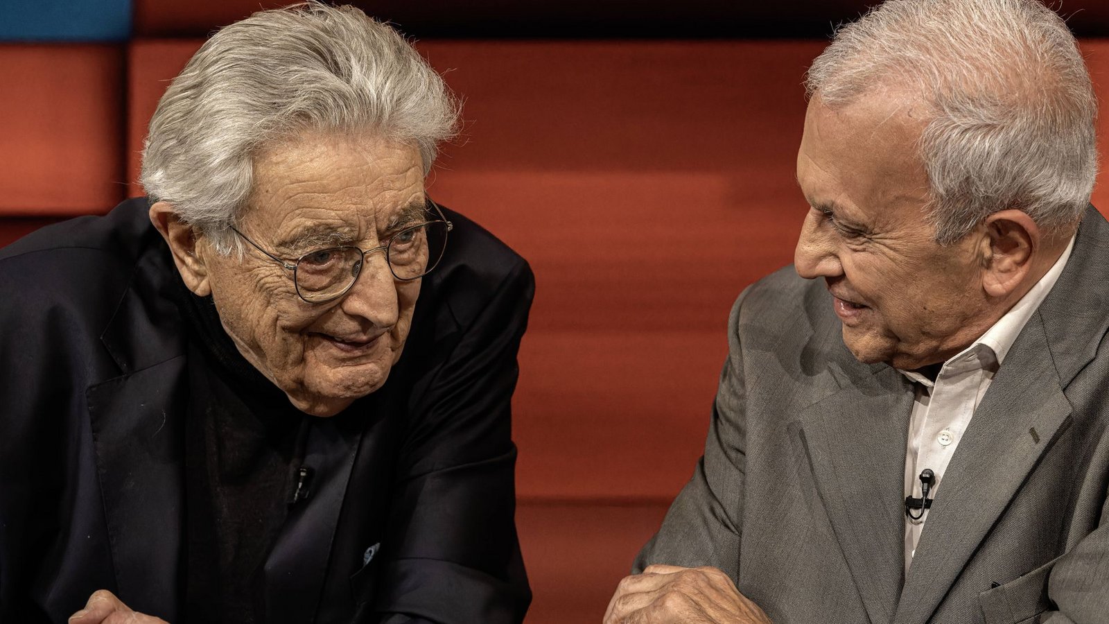 Gerhart Baum (FDP) diskutiert mit Aref Hajjaj, Vorsitzender des Palästina-Forums.Foto: IMAGO/Klaus W. Schmidt/IMAGO/Klaus W. Schmidt Gerhart Baum (FDP) diskutiert mit Aref Hajjaj, Vorsitzender des Palästina-Forums.Foto: IMAGO/Klaus W. Schmidt/IMAGO/Klaus W. Schmidt