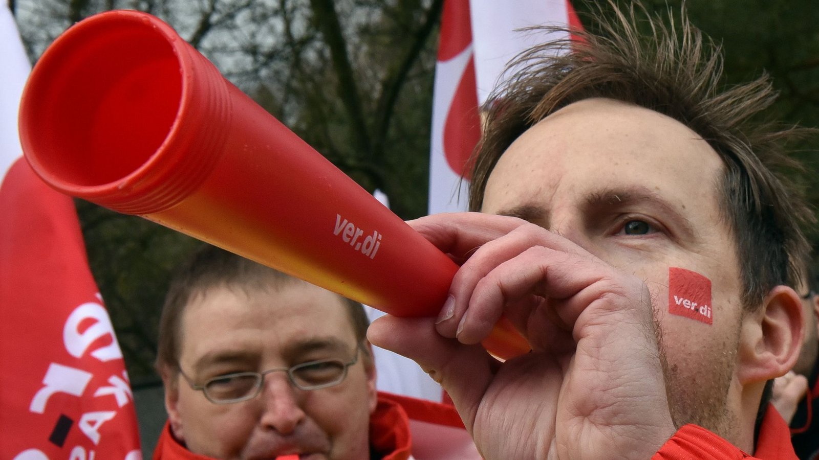 Die Gewerkschaften des öffentlichen Dienstes blasen zum Angriff: Sieben Prozent mehr Gehalt werden in der anstehenden Tarifrunde gefordert.Foto: dpa Die Gewerkschaften des öffentlichen Dienstes blasen zum Angriff: Sieben Prozent mehr Gehalt werden in der anstehenden Tarifrunde gefordert.Foto: dpa