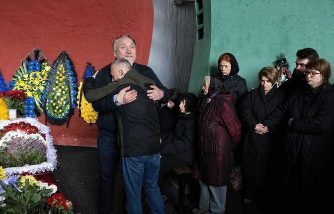 Beerdigung eines im Krieg gefallenen ukrainischen Soldaten. (Symbolbild)<span class='image-autor'>Foto: imago/Oleksii Chumachenko</span>