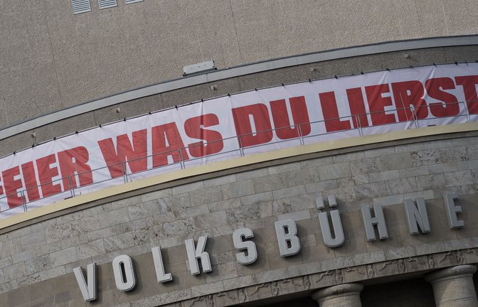 Die Berliner Volksbühne nimmt Abschied von René Pollesch.<span class='image-autor'>Foto: Sebastian Christoph Gollnow/dpa</span>