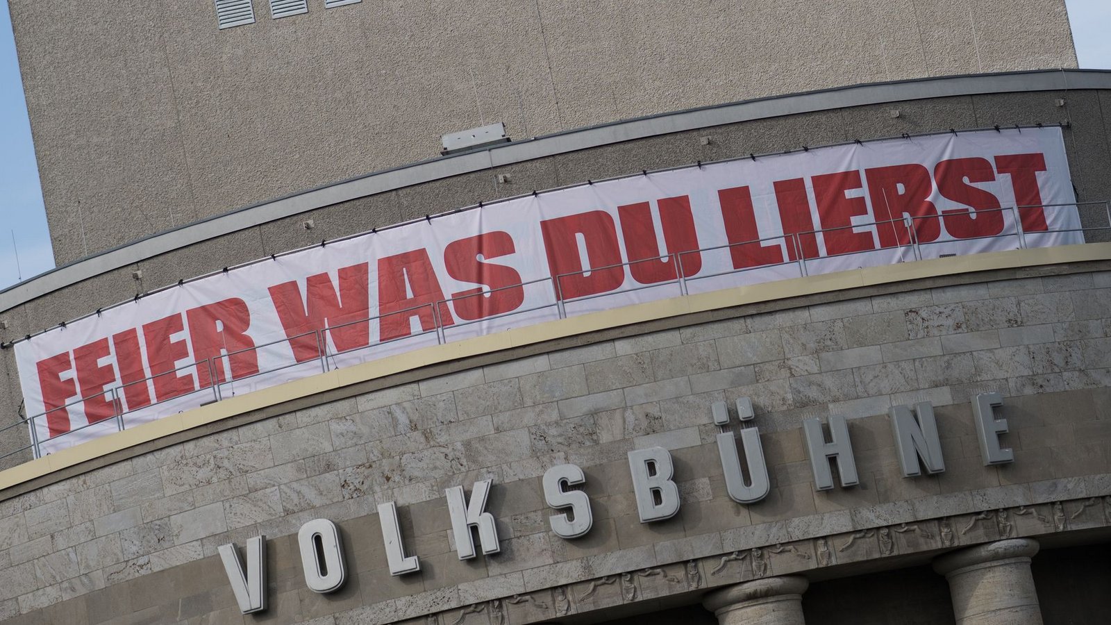 Die Berliner Volksbühne nimmt Abschied von René Pollesch.Foto: Sebastian Christoph Gollnow/dpa