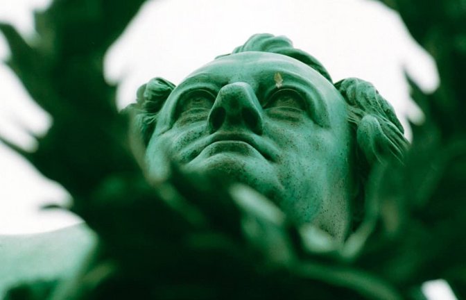 Blick auf Goethe am Goethe-Schiller-Denkmal in Weimar<span class='image-autor'>imago/Ute Grabowsky</span>