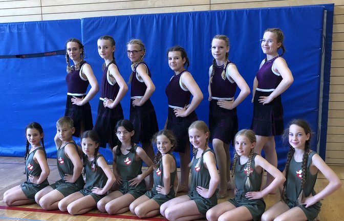 Landesmeisterschaften in Ludwigsburg mit Gymnastikgruppen aus Sersheim: vorne die Formation Youngsters, dahinter die Gruppe Gym-Girls. <span class='image-autor'>Foto: privat</span>