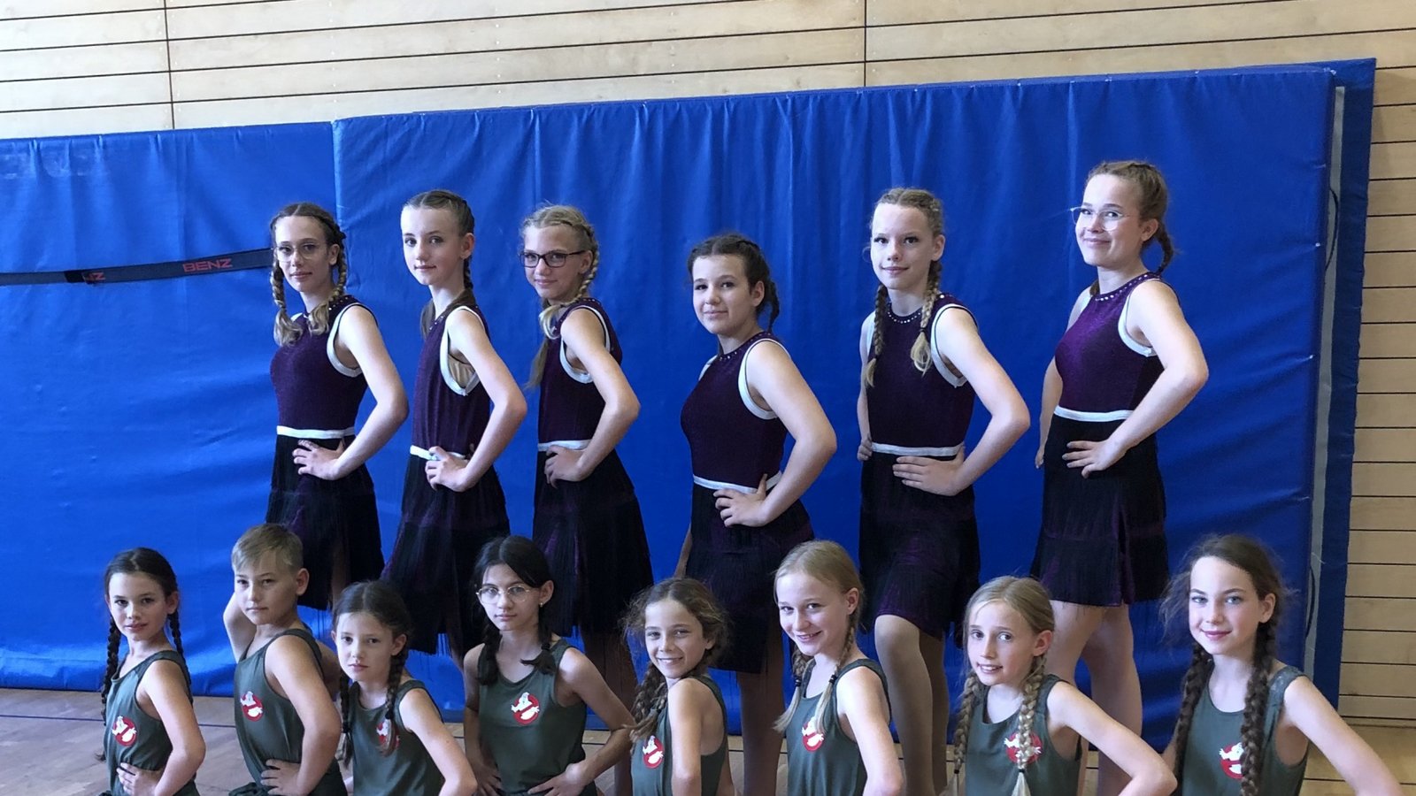 Landesmeisterschaften in Ludwigsburg mit Gymnastikgruppen aus Sersheim: vorne die Formation Youngsters, dahinter die Gruppe Gym-Girls. Foto: privat