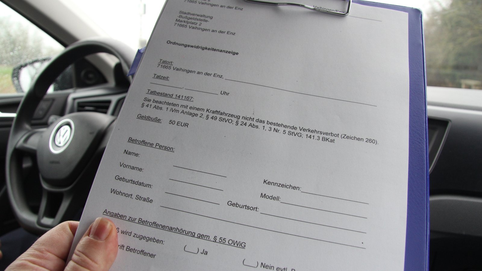 Auf den Touren des Vollzugsdienstes immer dabei: Formulare für die Anzeige bei Ordnungswidrigkeiten.