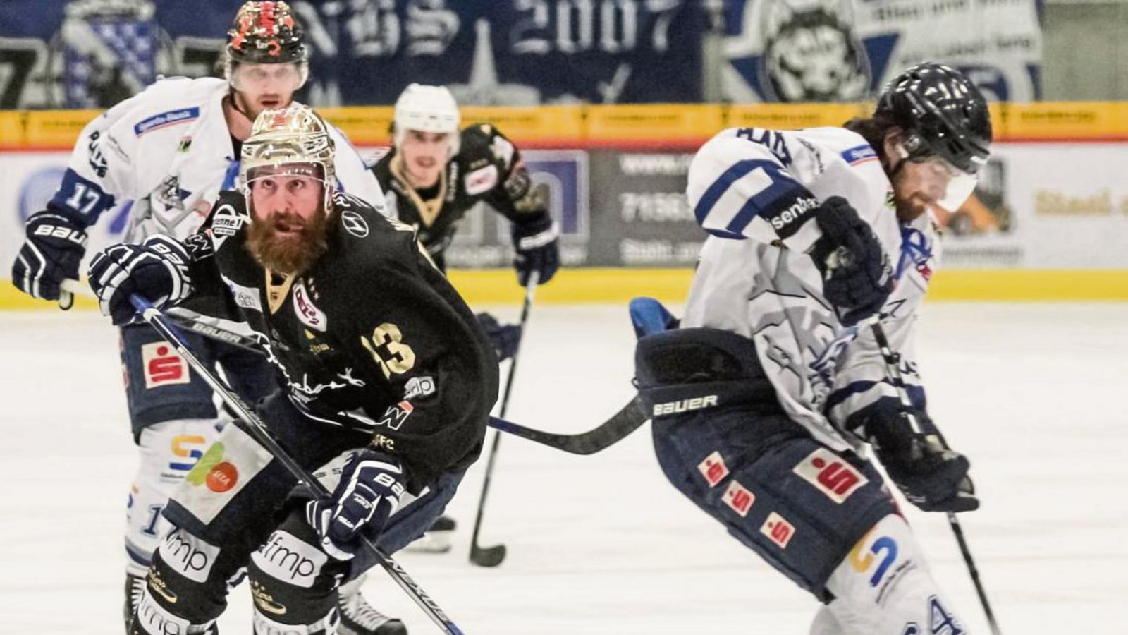 Tanzen Shawn Weller (links) und die Bietigheim Steelers ihre Gegner beim Ice Cup am Wochenende aus? Im Halbfinale treffen sie auf Etoile Noire de Strasbourg aus Frankreich. Im Platzierungsspiel wartet SønderjyskE Ishockey aus Dänemark oder der HC Ambri Piotta aus der Schweiz. Foto: Simecek Tanzen Shawn Weller (links) und die Bietigheim Steelers ihre Gegner beim Ice Cup am Wochenende aus? Im Halbfinale treffen sie auf Etoile Noire de Strasbourg aus Frankreich. Im Platzierungsspiel wartet SønderjyskE Ishockey aus Dänemark oder der HC Ambri Piotta aus der Schweiz. Foto: Simecek