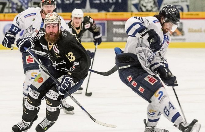 Tanzen Shawn Weller (links) und die Bietigheim Steelers ihre Gegner beim Ice Cup am Wochenende aus? Im Halbfinale treffen sie auf Etoile Noire de Strasbourg aus Frankreich. Im Platzierungsspiel wartet SønderjyskE Ishockey aus Dänemark oder der HC Ambri Piotta aus der Schweiz. Foto: Simecek