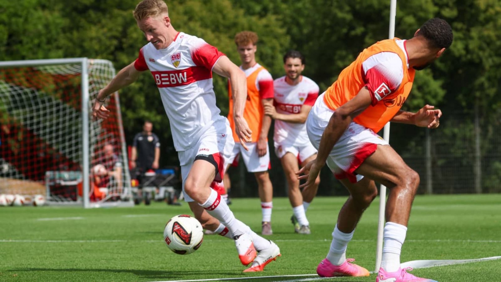 Chris Führich (li.) und seine Kollegen beim Trainingsuatakt des VfB Stuttgart. Nun steht das erste Testspiel an.Baumann/Julia Rahn