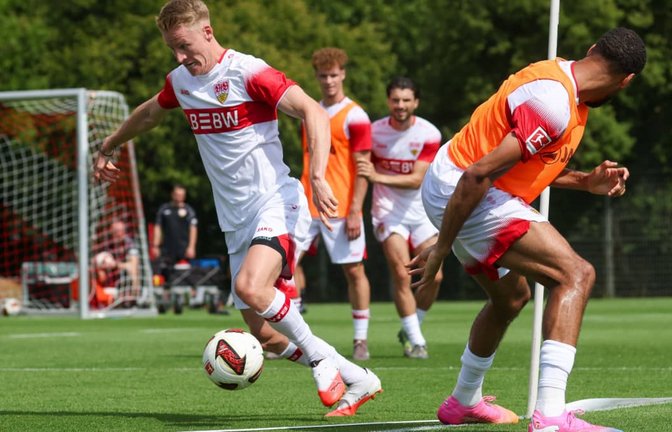 Chris Führich (li.) und seine Kollegen beim Trainingsuatakt des VfB Stuttgart. Nun steht das erste Testspiel an.<span class='image-autor'>Baumann/Julia Rahn</span>