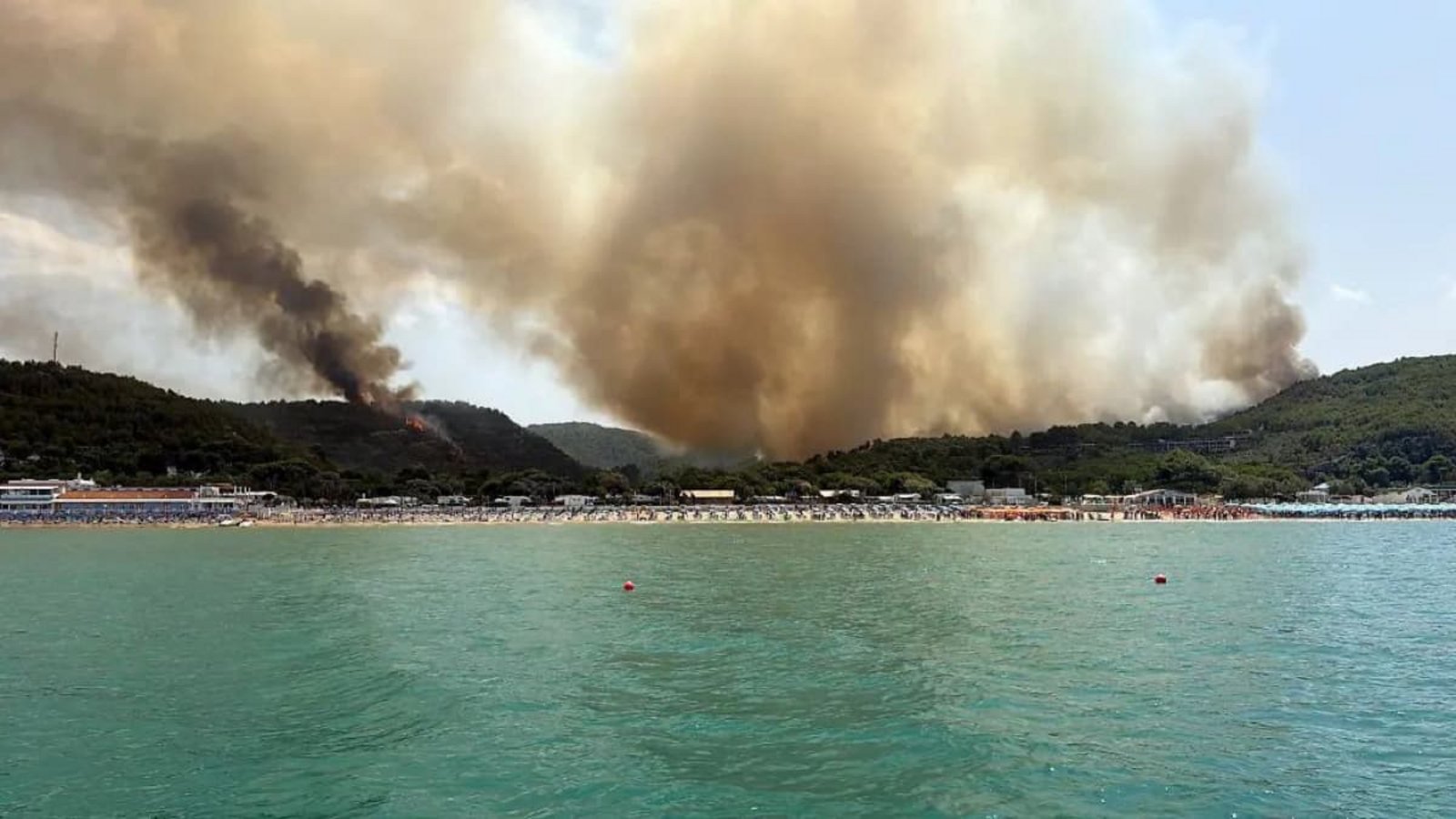Riesige Rauchwolken zeigen, welches Ausmaß die Waldbrände um Peschici haben müssen.AFP/Ansa