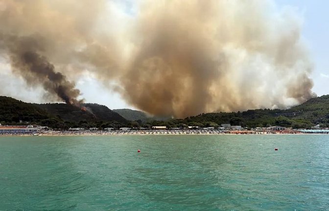 Riesige Rauchwolken zeigen, welches Ausmaß die Waldbrände um Peschici haben müssen.<span class='image-autor'>AFP/Ansa</span>