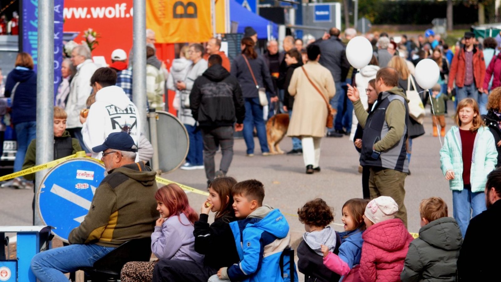 Bähnle fahren ist immer wieder eine Attraktion bei Groß und Klein.