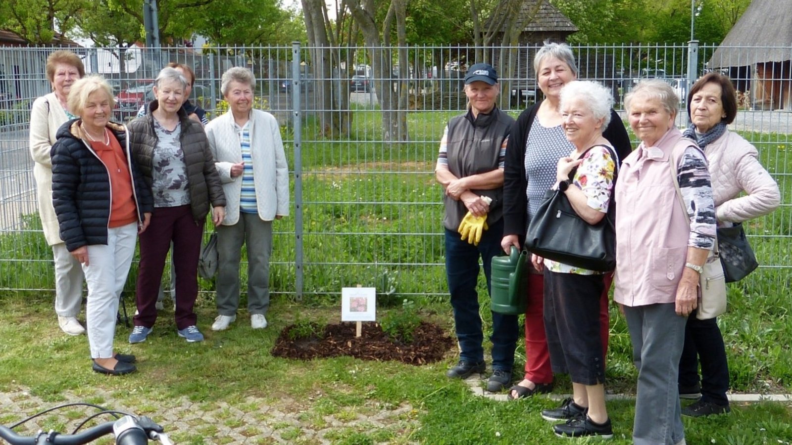 Zum 75-jährigen Bestehen des Kreislandfrauenverbandes Ludwigsburg wurde eine neue Rosenzüchtung von Rosen Tantau zur „Landfrauenrose“ getauft. Der Landfrauenverein Hochdorf hat sechs dieser Jubiläumsrosen erworben und jetzt jeweils zwei Stück an drei Stellen in Hochdorf ausgepflanzt und eine Hinweistafel angebracht. Die Jubiläumsrosen befinden sich am Eingang zum Keltenmuseum, am Kreuz des Ehrenmals auf dem Friedhof und im Innenhof des Seniorenzentrums „Haus im Schlösslesgarten“. Die Vorsitzende Ulrike Marquardt-Dietz und die Beisitzerin Iris Berndt wurden dabei von einigen Mitgliedern des Vereins begleitet. p Zum 75-jährigen Bestehen des Kreislandfrauenverbandes Ludwigsburg wurde eine neue Rosenzüchtung von Rosen Tantau zur „Landfrauenrose“ getauft. Der Landfrauenverein Hochdorf hat sechs dieser Jubiläumsrosen erworben und jetzt jeweils zwei Stück an drei Stellen in Hochdorf ausgepflanzt und eine Hinweistafel angebracht. Die Jubiläumsrosen befinden sich am Eingang zum Keltenmuseum, am Kreuz des Ehrenmals auf dem Friedhof und im Innenhof des Seniorenzentrums „Haus im Schlösslesgarten“. Die Vorsitzende Ulrike Marquardt-Dietz und die Beisitzerin Iris Berndt wurden dabei von einigen Mitgliedern des Vereins begleitet. p