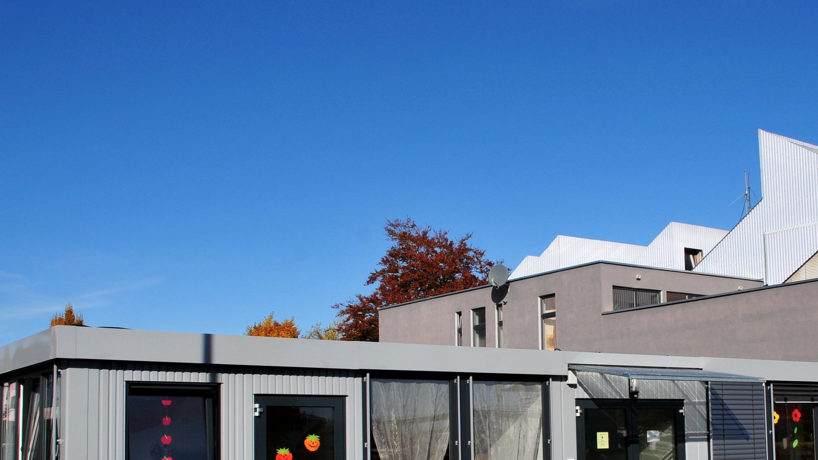 Rückblick: Bereits zwischen 2014 und 2016 stehen auf dem Schotterparkplatz hinter dem Fitnessstudio Container als Übergangslösung für den Kindergarten „Schatzkiste“.  Foto: Stahlfeld