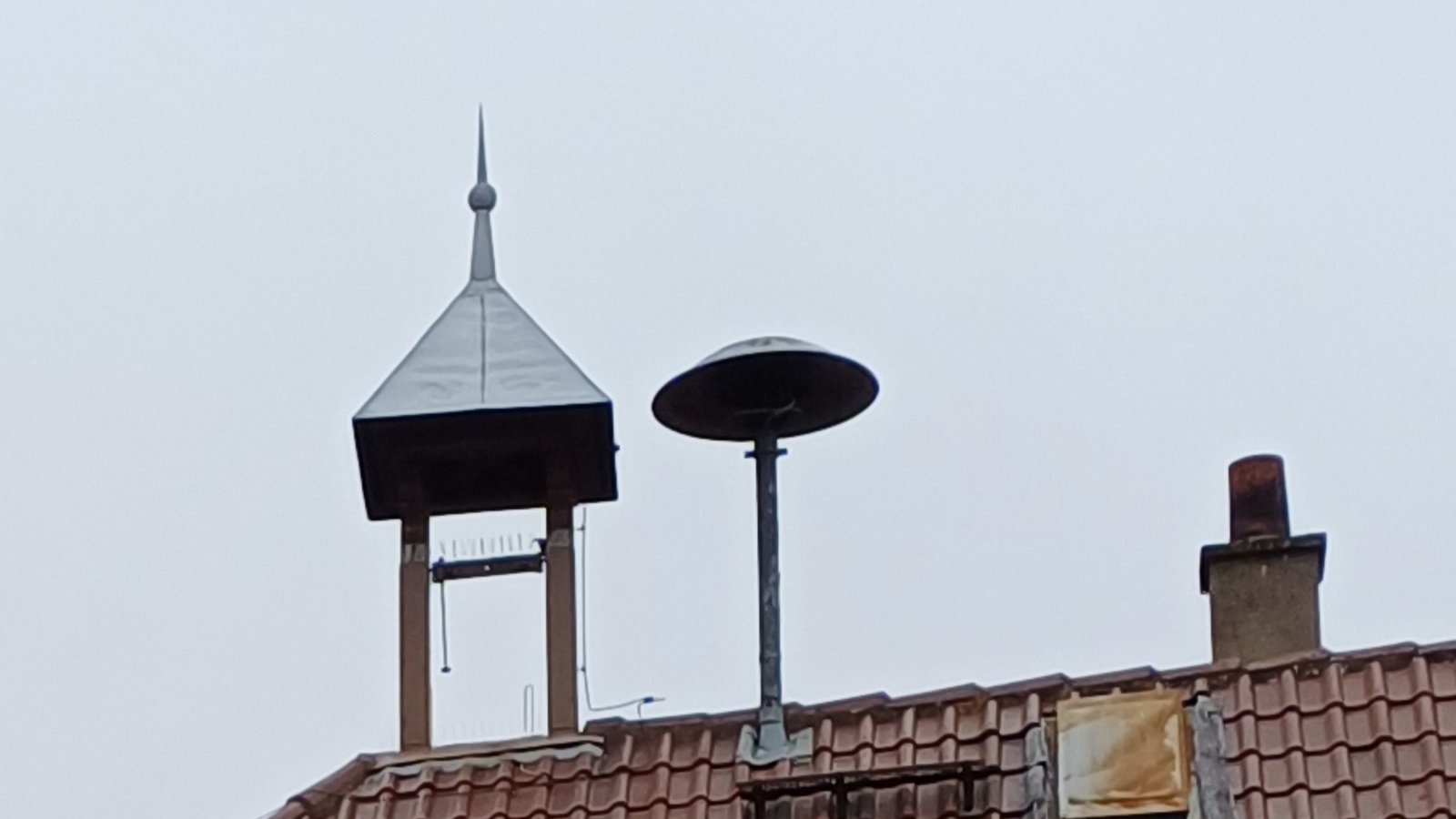 Auf dem Roßwager Rathaus ist noch eine Sirene installiert, die manuell in Betrieb genommen werden kann.  Fotos: Rücker