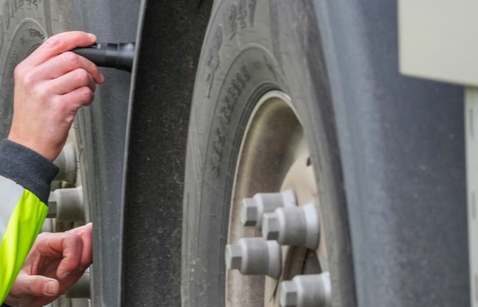 Ein geplatzter Lastwagenreifen ist die Ursache für einen Unfall auf der B14 bei Waiblingen gewesen (Symbolbild).<span class='image-autor'>Soeren Stache/dpa</span>