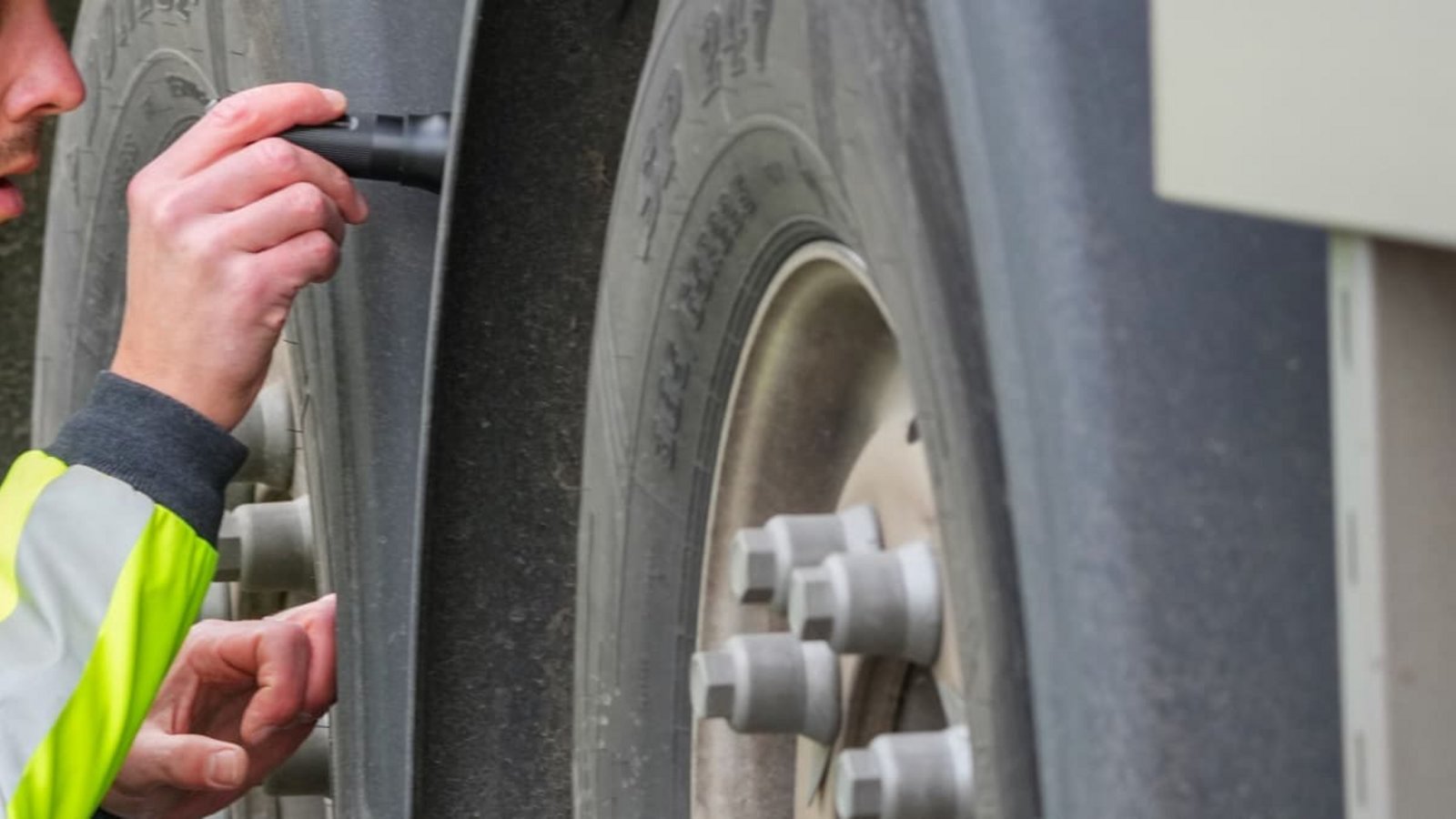 Ein geplatzter Lastwagenreifen ist die Ursache für einen Unfall auf der B14 bei Waiblingen gewesen (Symbolbild).Soeren Stache/dpa Ein geplatzter Lastwagenreifen ist die Ursache für einen Unfall auf der B14 bei Waiblingen gewesen (Symbolbild).Soeren Stache/dpa