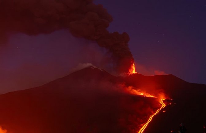 Im Valle del Bove am Ätna hat sich auf einer Höhe von etwa 1.900 Metern ein neues Eruptionsloch geöffnet, während erneute vulkanische Aktivität Asche verursacht und den Flugverkehr im Osten Siziliens beeinträchtigt hat.<span class='image-autor'>Tommaso Sfregola/JNA via ZUMA Press Wire/dpa</span>