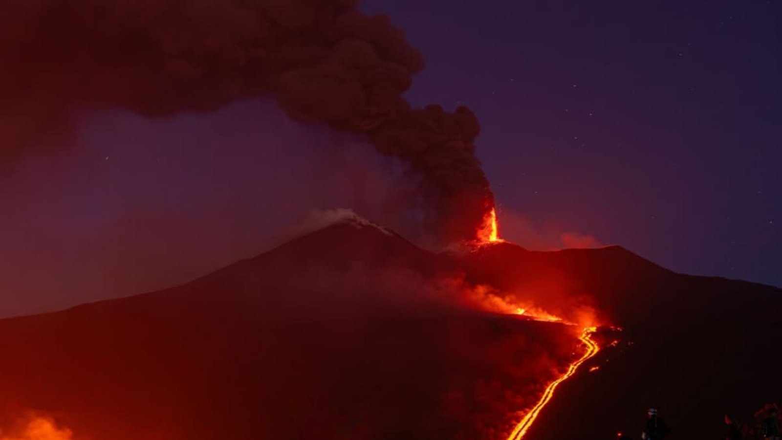 Im Valle del Bove am Ätna hat sich auf einer Höhe von etwa 1.900 Metern ein neues Eruptionsloch geöffnet, während erneute vulkanische Aktivität Asche verursacht und den Flugverkehr im Osten Siziliens beeinträchtigt hat.Tommaso Sfregola/JNA via ZUMA Press Wire/dpa Im Valle del Bove am Ätna hat sich auf einer Höhe von etwa 1.900 Metern ein neues Eruptionsloch geöffnet, während erneute vulkanische Aktivität Asche verursacht und den Flugverkehr im Osten Siziliens beeinträchtigt hat.Tommaso Sfregola/JNA via ZUMA Press Wire/dpa