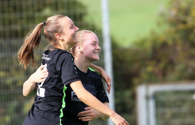 Glückselig jubelt 2:0-Torschützin Anna Dingler (links) mit Lorena Göbel, die mitgelaufen war. Am Ende steht ein 4:0-Erfolg der SGM. <span class='image-autor'>Foto: Küppers</span>